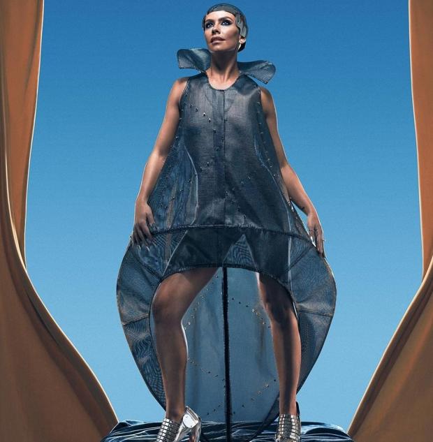 Para entrar en 2022 sorprendió a todos vestida de metamorfosis. Un homenaje al fallecido diseñador Manuel Piña, luciendo, por primera vez, un vestido expuesto en un museo y con un diseño de hace 30 años..