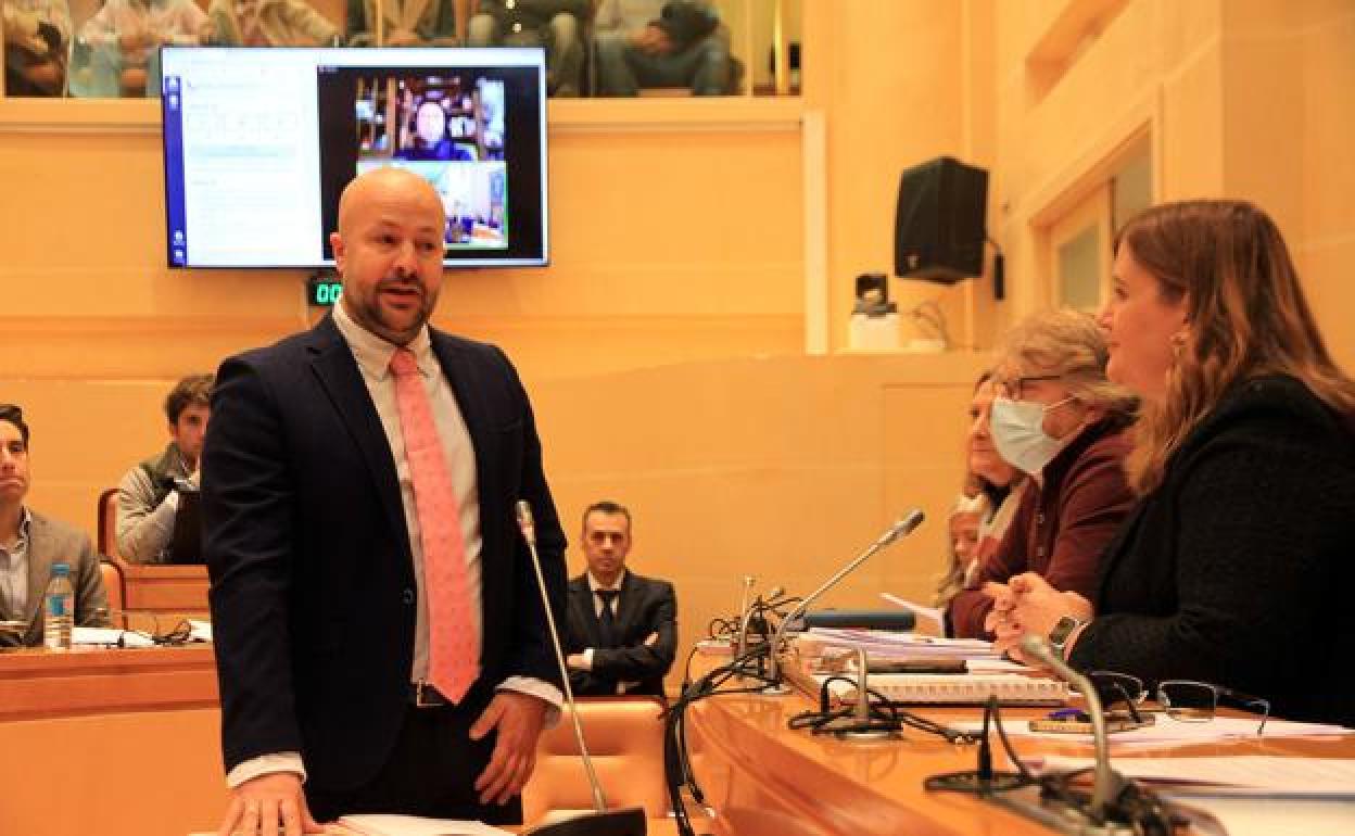 El nuevo concejal del PP, Jesús Garrido, jura su cargo en el pleno. 