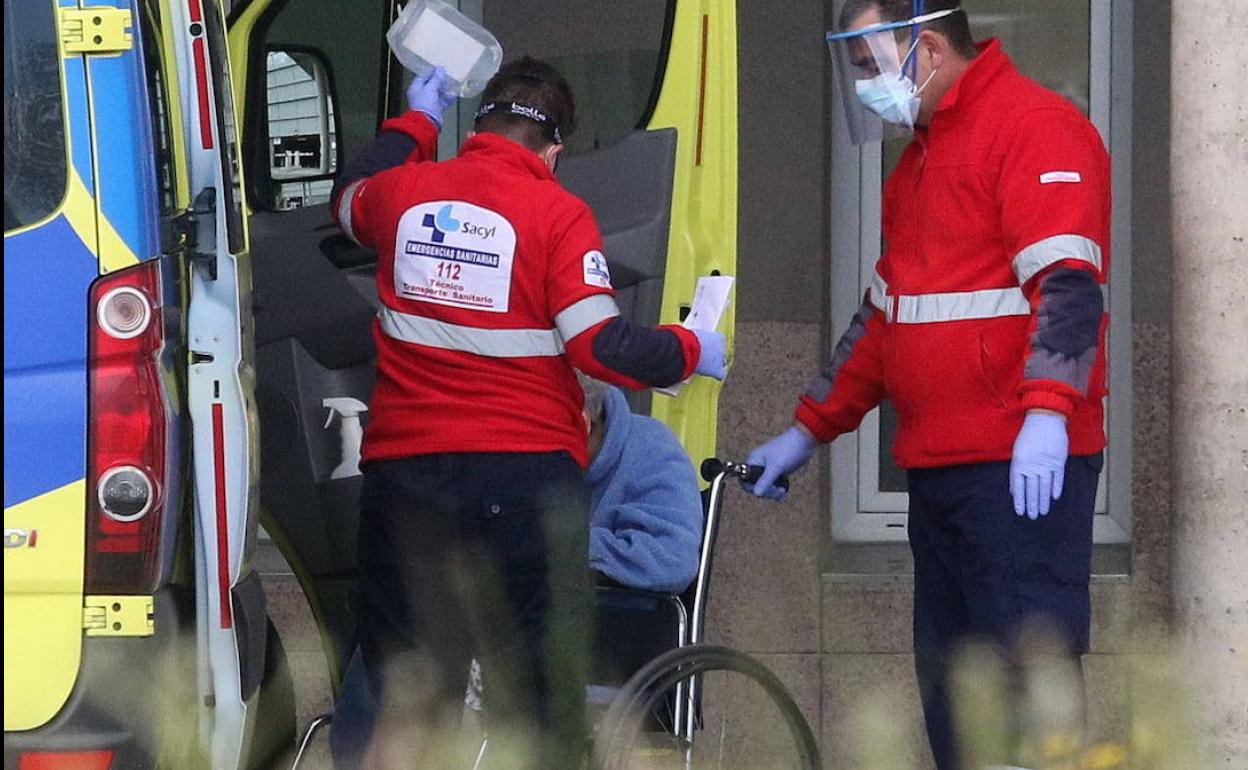 Personal de Emergencias Sanitarias de Sacyl traslada a una persona hasta Urgencias del Hospital de Segovia. 