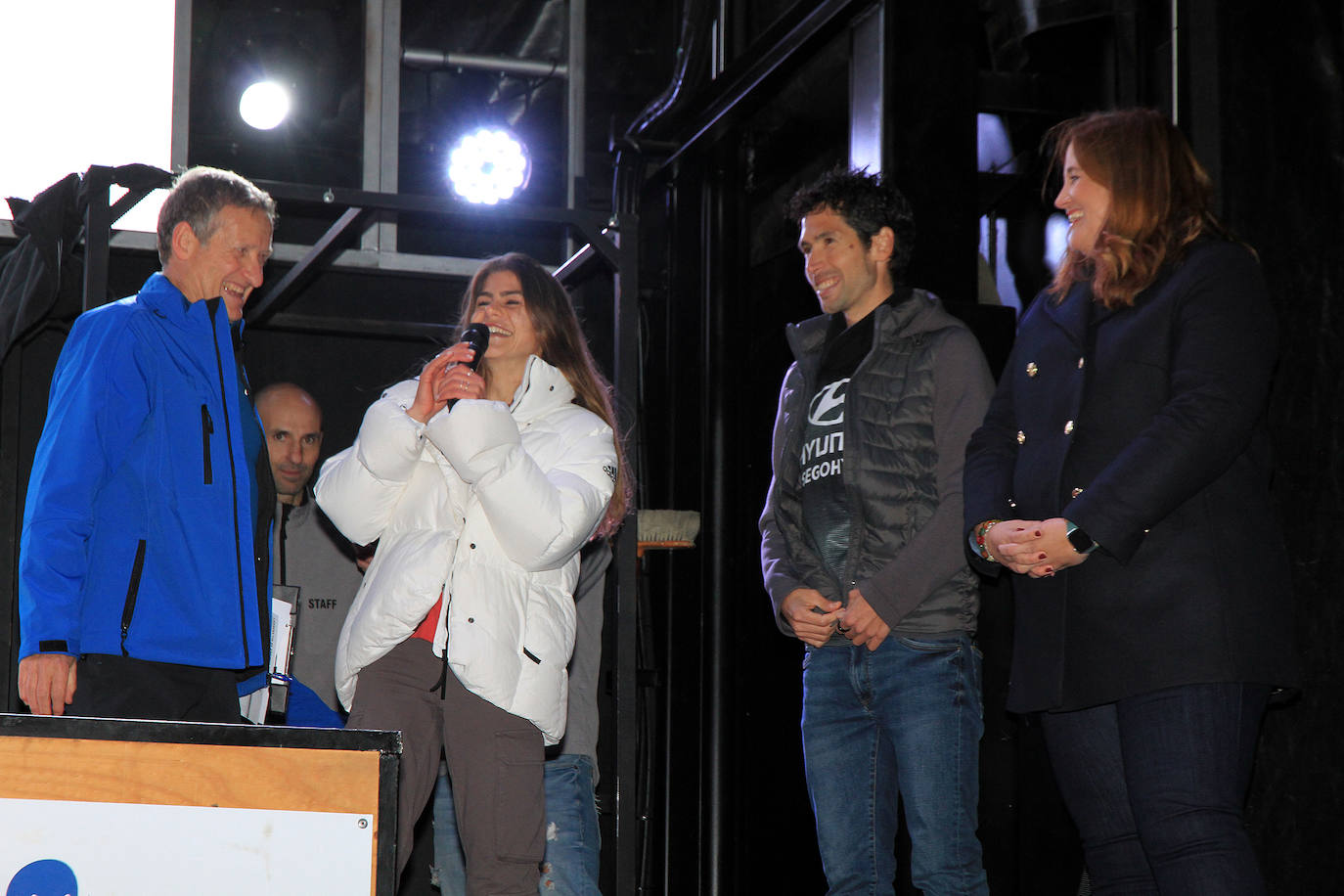 UNos participantes disfrazados llegan a la meta en la Plaza Mayor. 