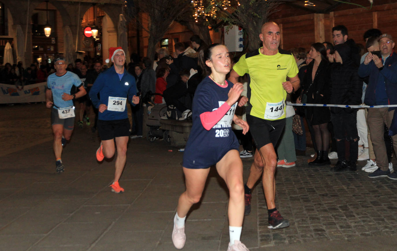 Un padre sujeta a su bebé durante la carrera este sábado en Segovia. 
