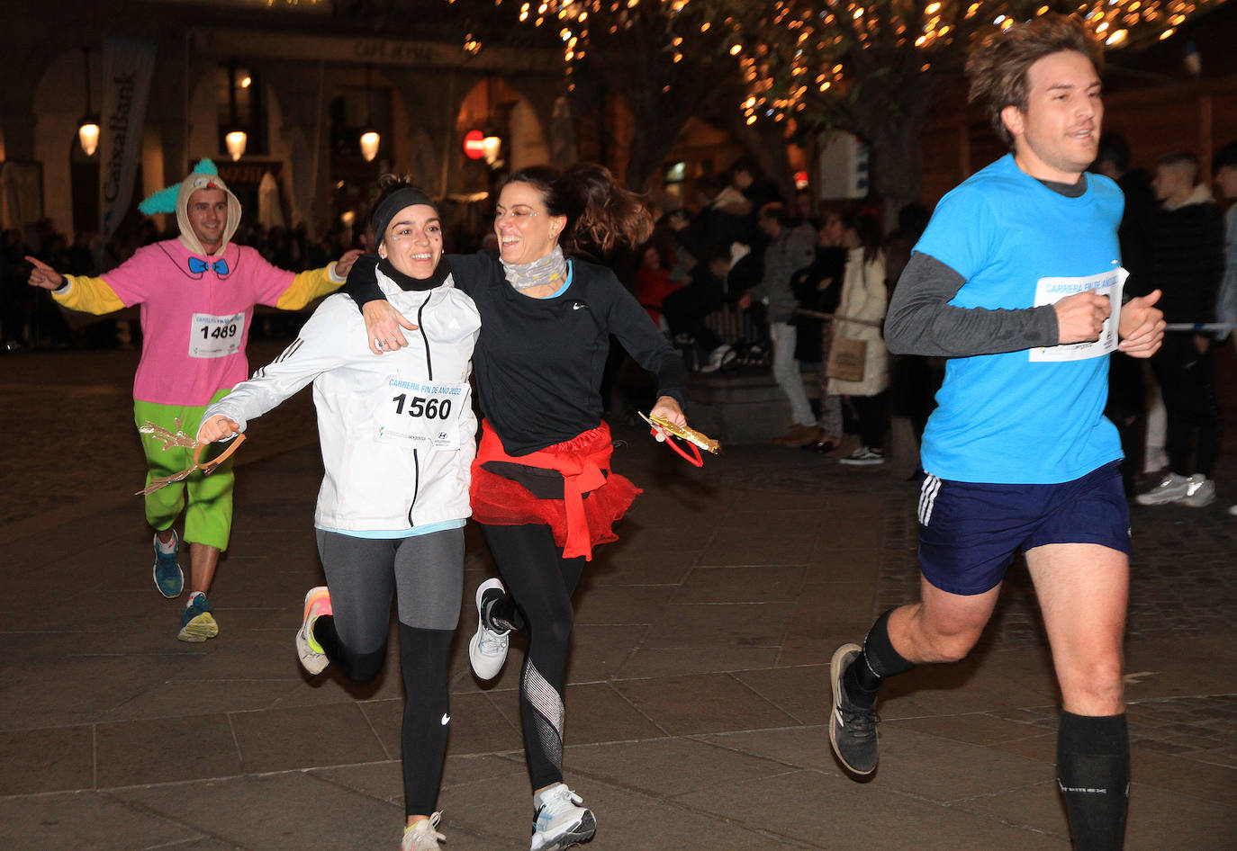 Un padre sujeta a su bebé durante la carrera este sábado en Segovia. 