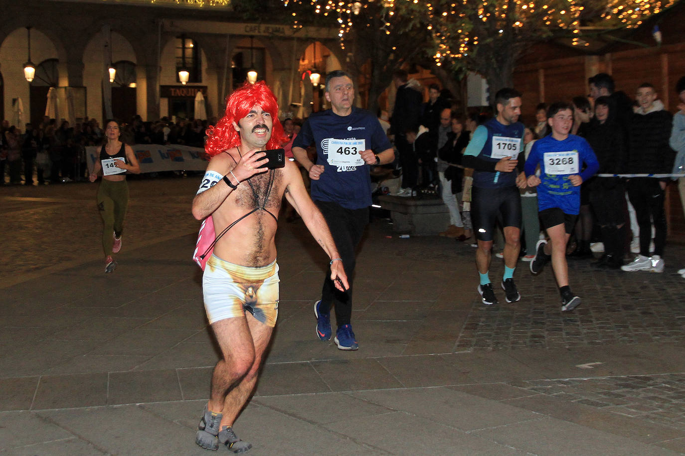 Un padre sujeta a su bebé durante la carrera este sábado en Segovia. 