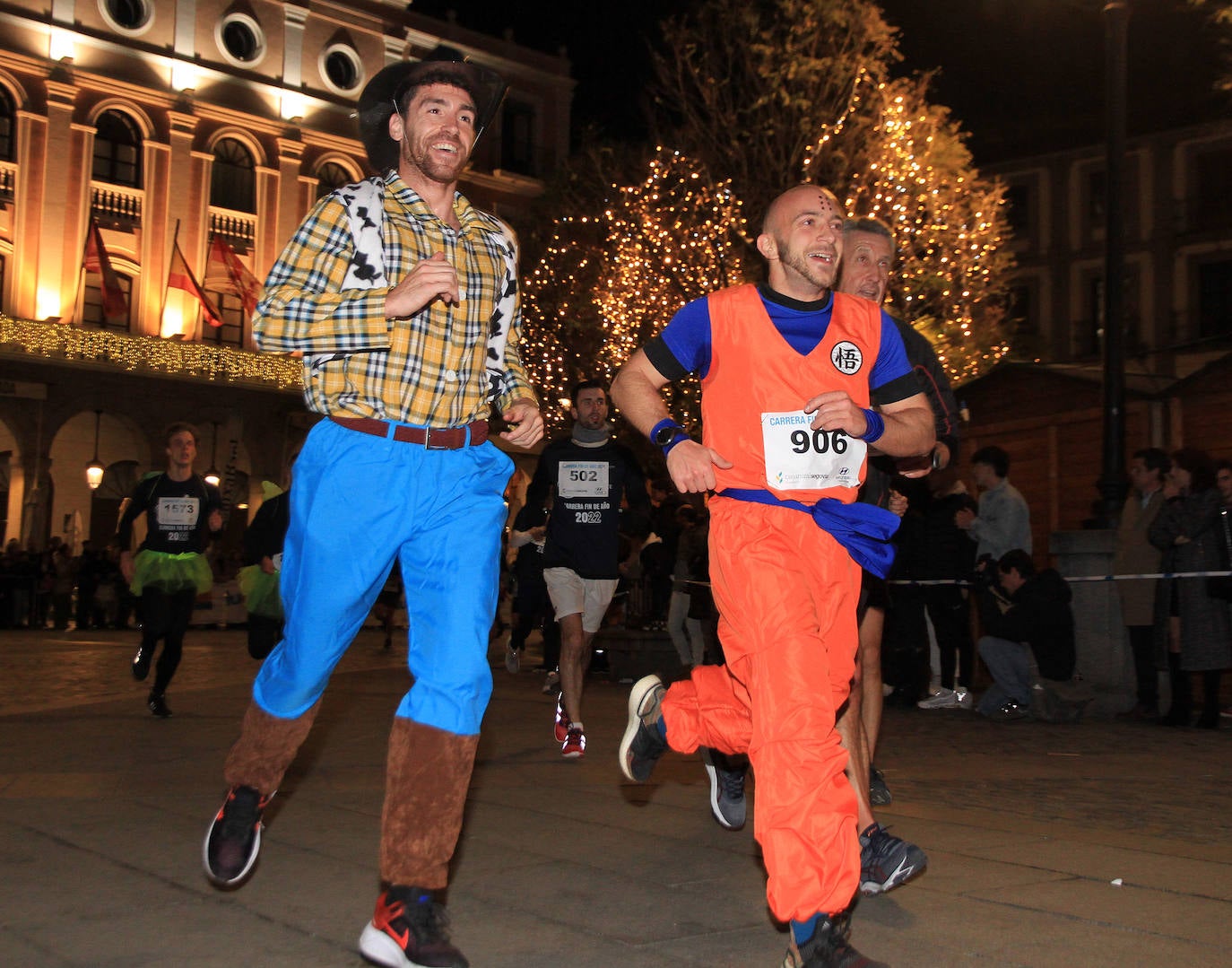 Un padre sujeta a su bebé durante la carrera este sábado en Segovia. 
