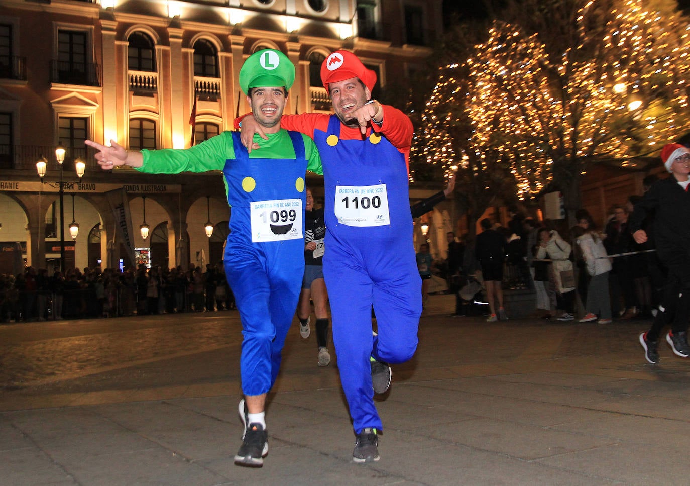 Un padre sujeta a su bebé durante la carrera este sábado en Segovia. 