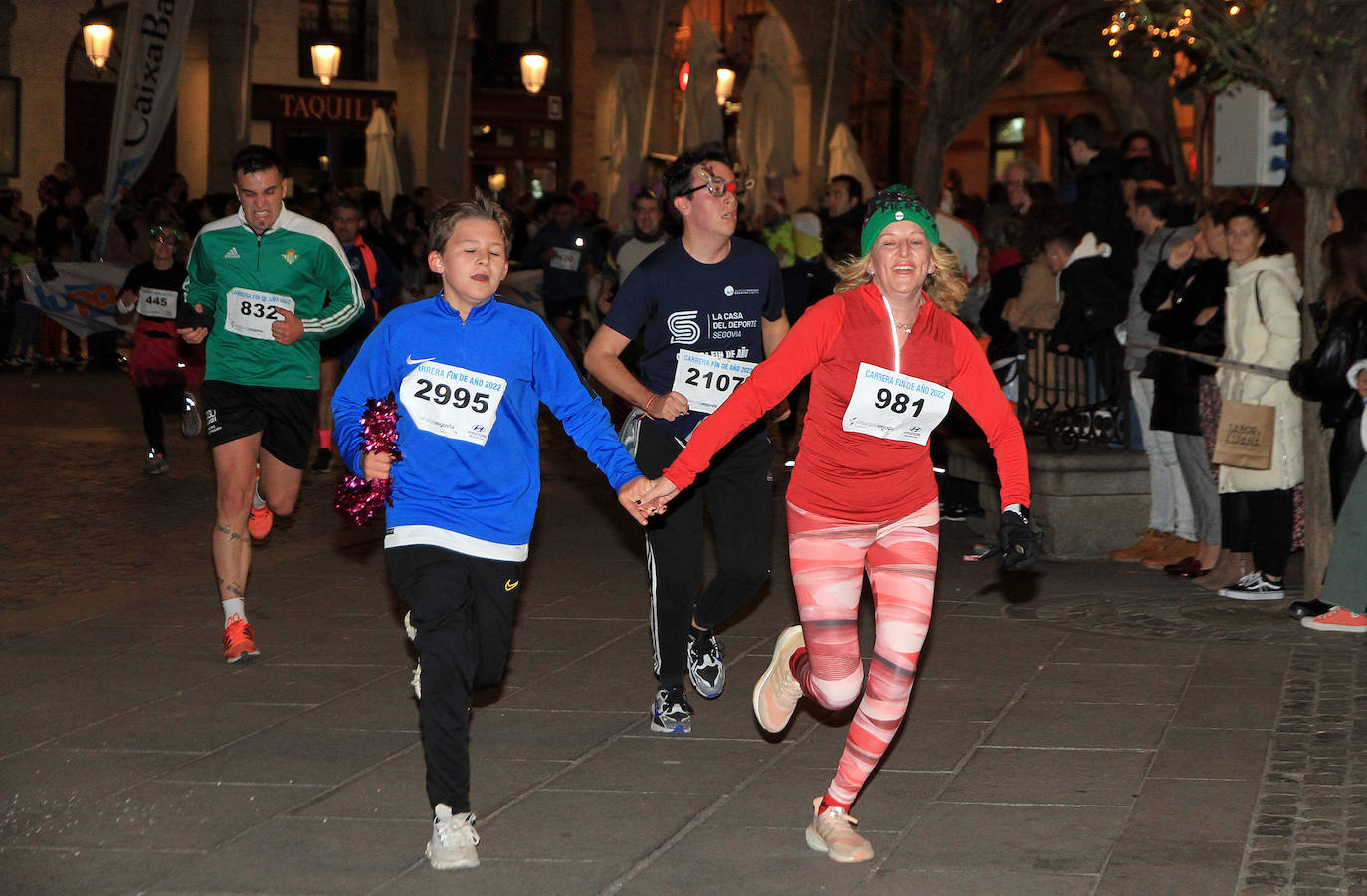 Un padre sujeta a su bebé durante la carrera este sábado en Segovia. 