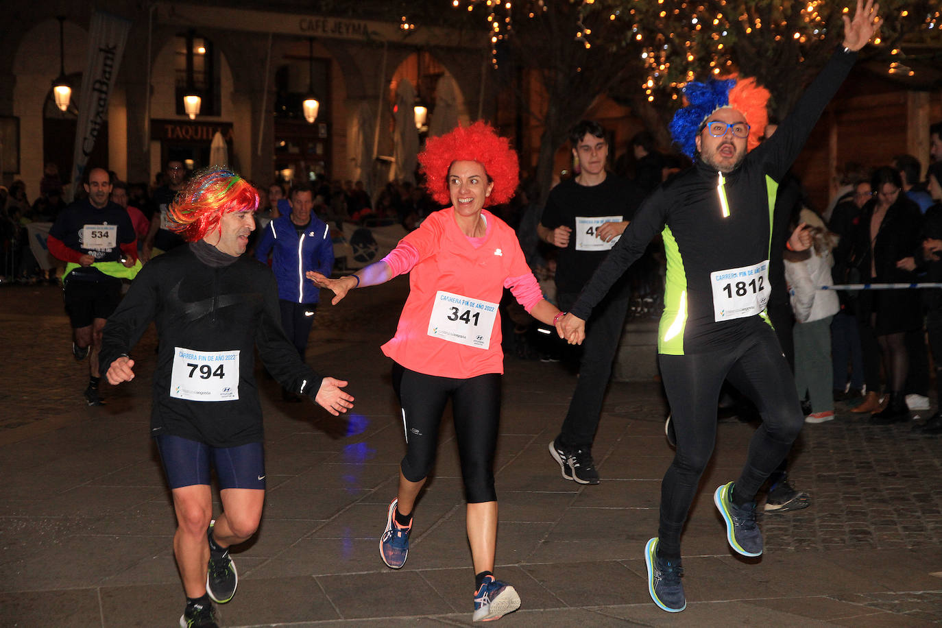 Un padre sujeta a su bebé durante la carrera este sábado en Segovia. 
