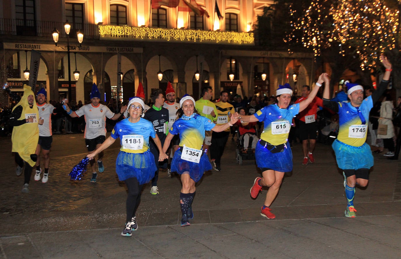 Un padre sujeta a su bebé durante la carrera este sábado en Segovia. 