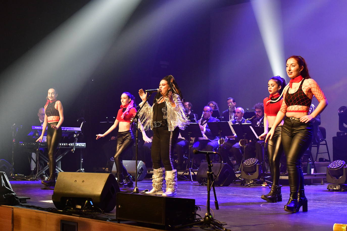 Vecinos y músicos participantes en el festival 'Mira quien canta' de El Espinar, en la noche de este viernes. 