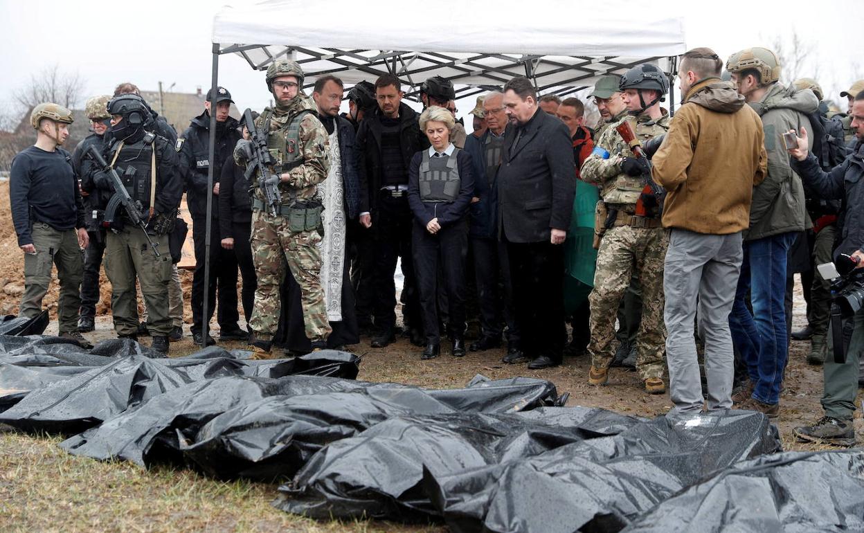 Dirigentes de la Unión Europea contemplan los cadáveres de víctimas de una fosa común en Bucha, el 8 de abril de 2022. 