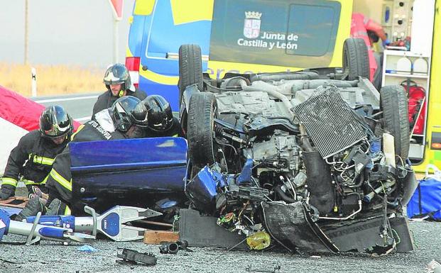 Imagen principal - Arriba., accidente mortal en la N-110 ocurrido el 30 de julio. Sobre estas líneas, vacunación contra la covid y entierro de la niña Olivia. 