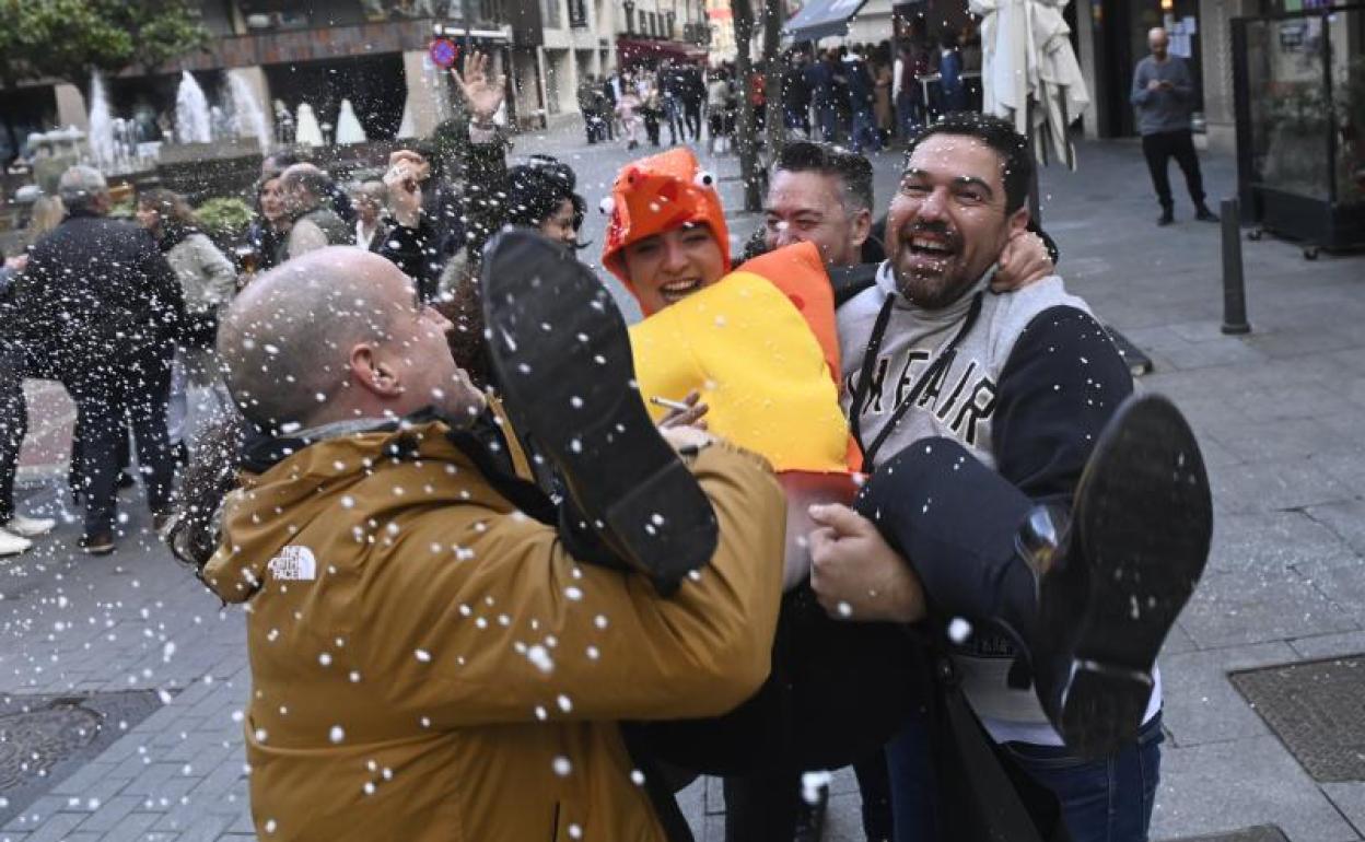 Un grupo mantea a una joven disfrazada en la última tarde del año en el centro de Valladolid. 