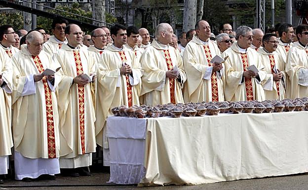 Sacerdotes participantes en la eucaristía de beatificación en Valladolid en abril de 2010