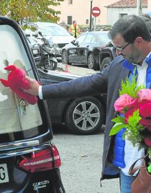 Imagen secundaria 2 - Arriba., accidente mortal en la N-110 ocurrido el 30 de julio. Sobre estas líneas, vacunación contra la covid y entierro de la niña Olivia. 