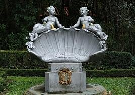 La escultura de Miguel Delibes, a la entrada del Campo Grande, es obra del escultor Eduardo Cuadrado y evoca una imagen del escritor, con gorra visera, gabardina y paraguas, en sus paseos por el parque vallisoletano.