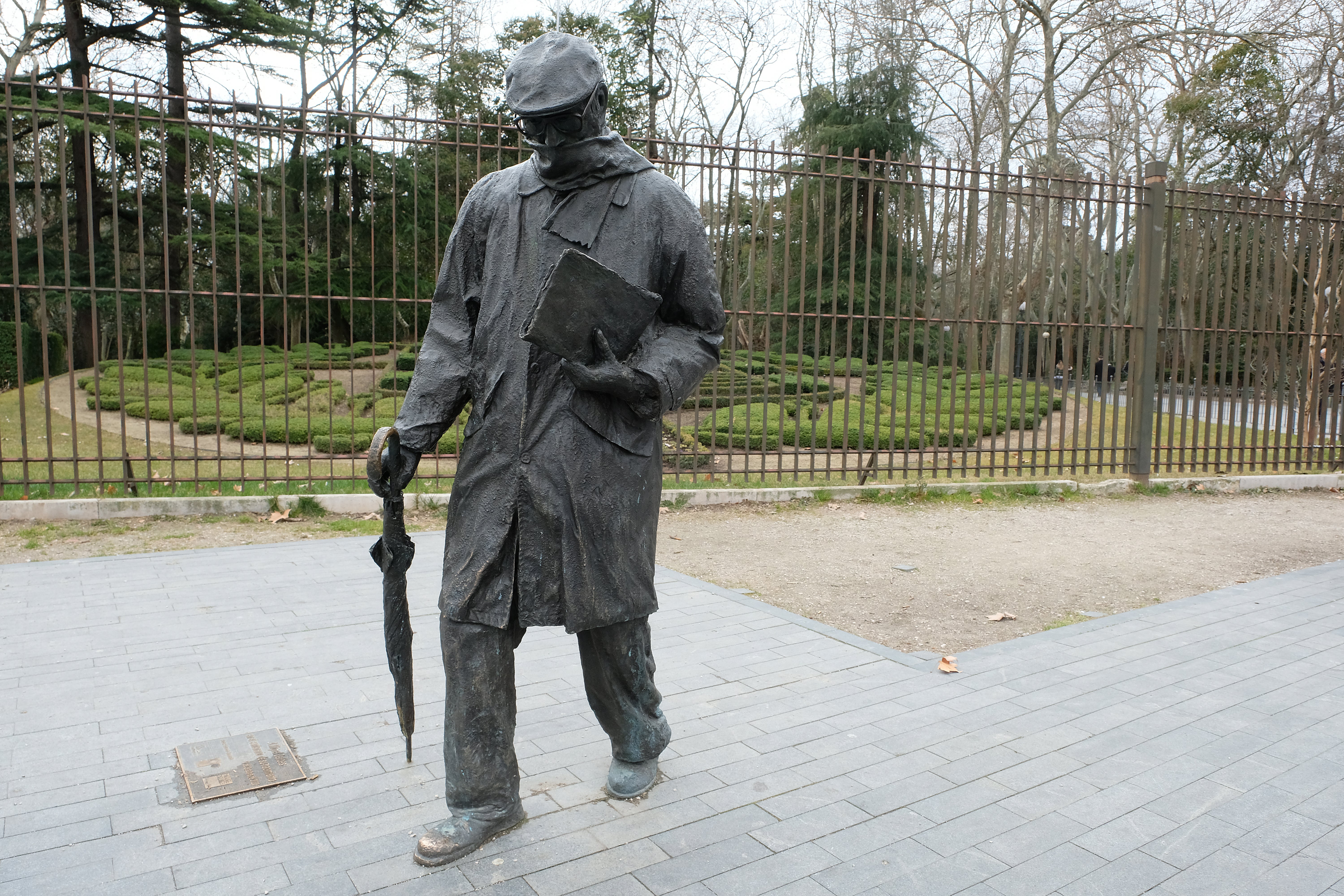 La escultura de Miguel Delibes, a la entrada del Campo Grande, es obra del escultor Eduardo Cuadrado y evoca una imagen del escritor, con gorra visera, gabardina y paraguas, en sus paseos por el parque vallisoletano.