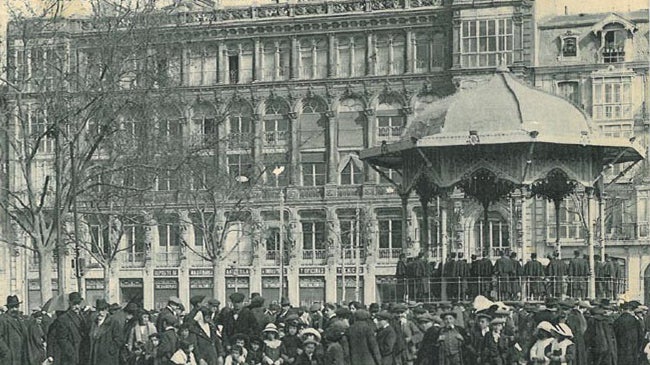 Imagen antes - Situado delante de la Casa Resines, en el paseo central del Campo Grande, estuvo ubicado un templete.