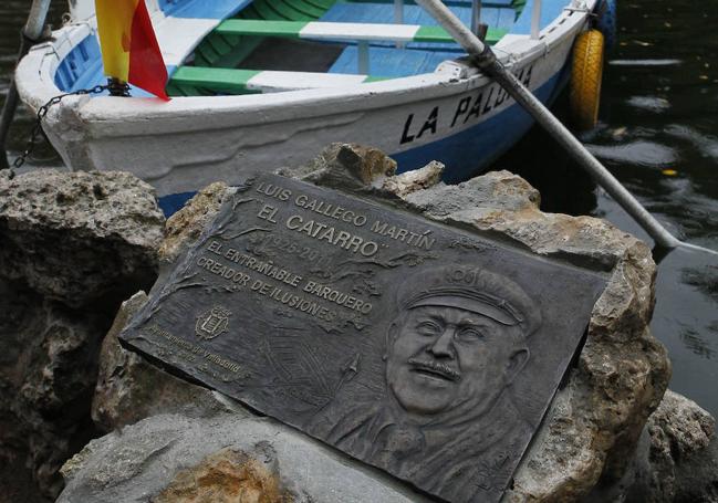 Una placa recuerda 'El Catarro' en el Campo Grande.