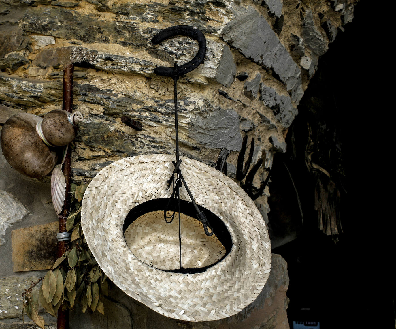 Las paradas en el camino son muchas y muy diversas. En este caso camino de Ponferrada un peregrino deja sus atuendos en la puerta de la fonda.