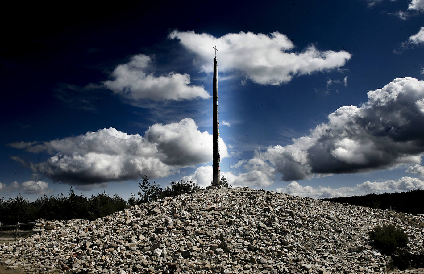 Punto mágico del Camino de Santiago. Es un hito importante en la ruta de los peregrinos. Un punto donde dejan atrás cientos de kilómetros y en agradecimiento se dejan una piedra o cualquier objeto para enfrentar con valor la segunda parte del camino.