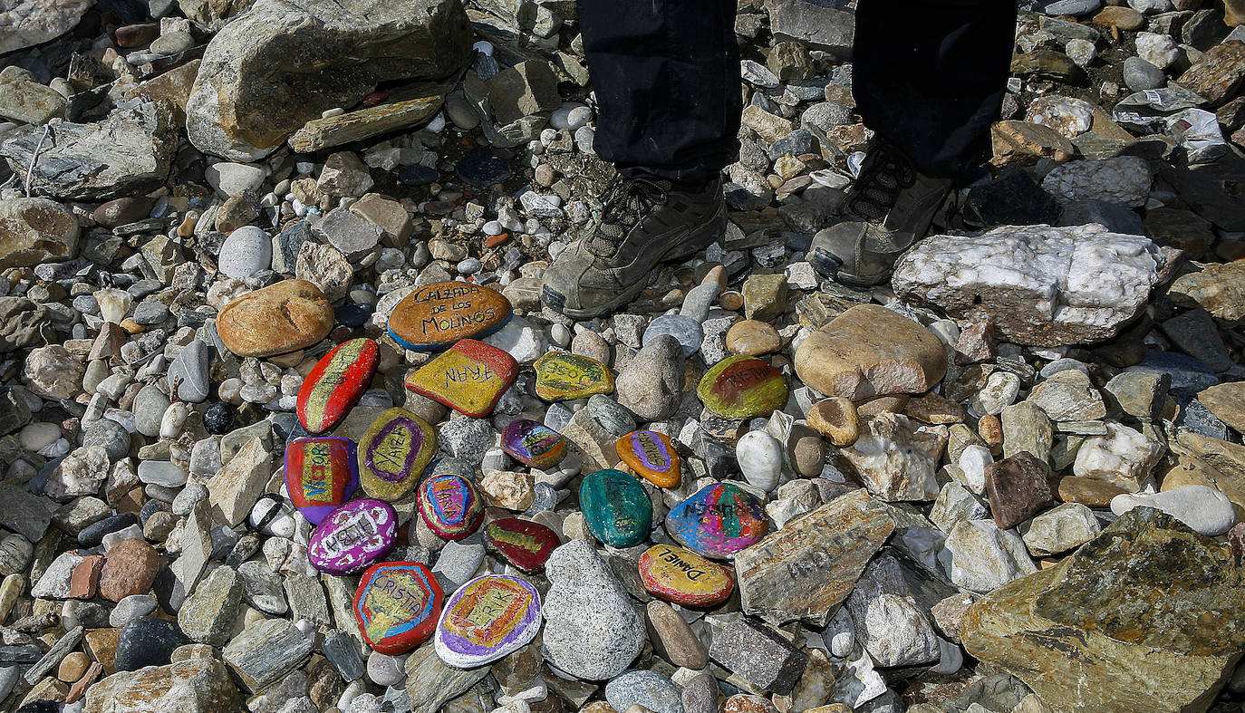 Al depositar una piedra  en el humilladero que hoy todavía existe, los peregrinos más que reforzar una costumbre anterior, ancestral, en este paso al noroeste, una muestra de gratitud por haber llegado hasta allí. Tras muchas dificultades y penalidades, se abría ante el viajero otro mundo, tanto en una dirección como en la otra.