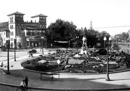 El Teatro Pradera y la estatua de Zorrilla, en una fotografía de los años setenta.