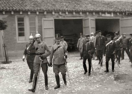 Imagen secundaria 1 - Dos vistas del primer edificio de la Academia de Caballería de Valladolid. Abajo, el rey Alfonso XII en su visita a las instalaciones vallisoletanas en 1914.