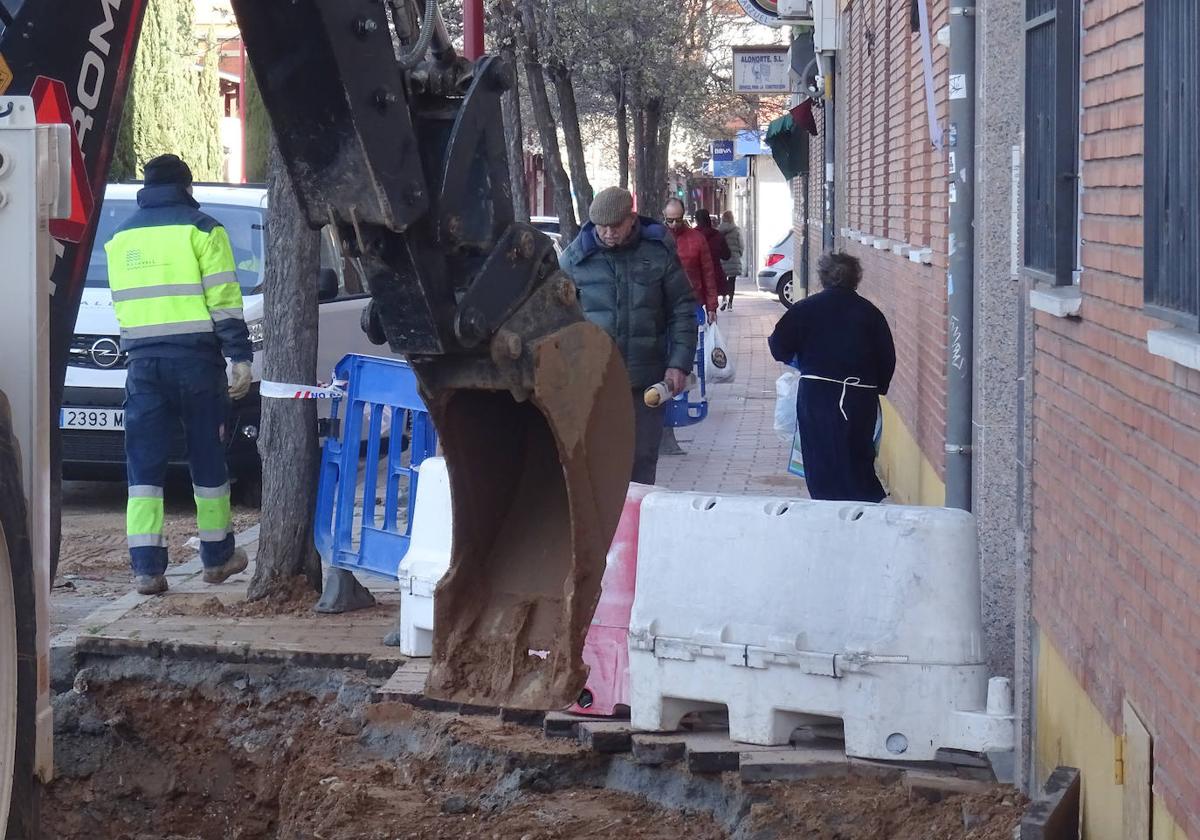 Trabajos de reparación de la tubería a la altura del número 37 de la carretera de Rueda.