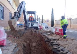 Los operarios trabajan en la reparación de la fuga en la carretera de Rueda.