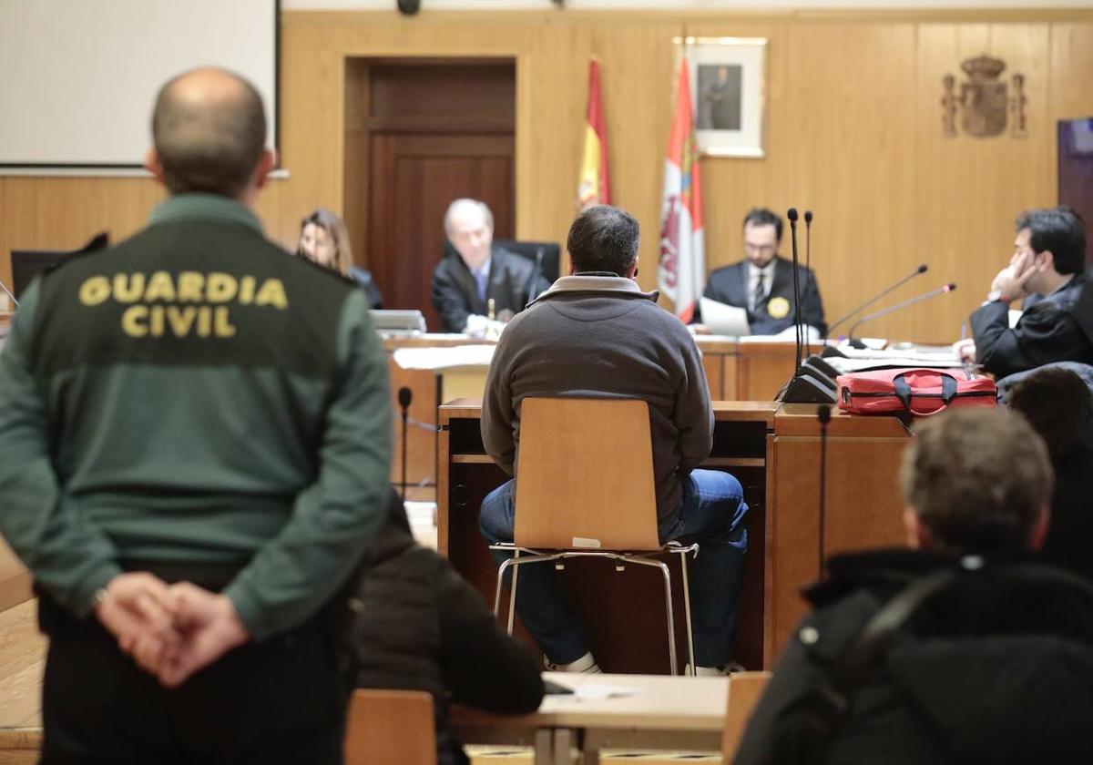 El cazador condenado, durante una sesión en el juicio.