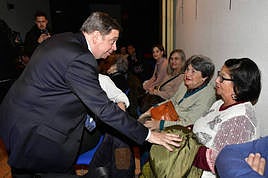 Luis Planas saluda a varias vecinas de El Espinar.