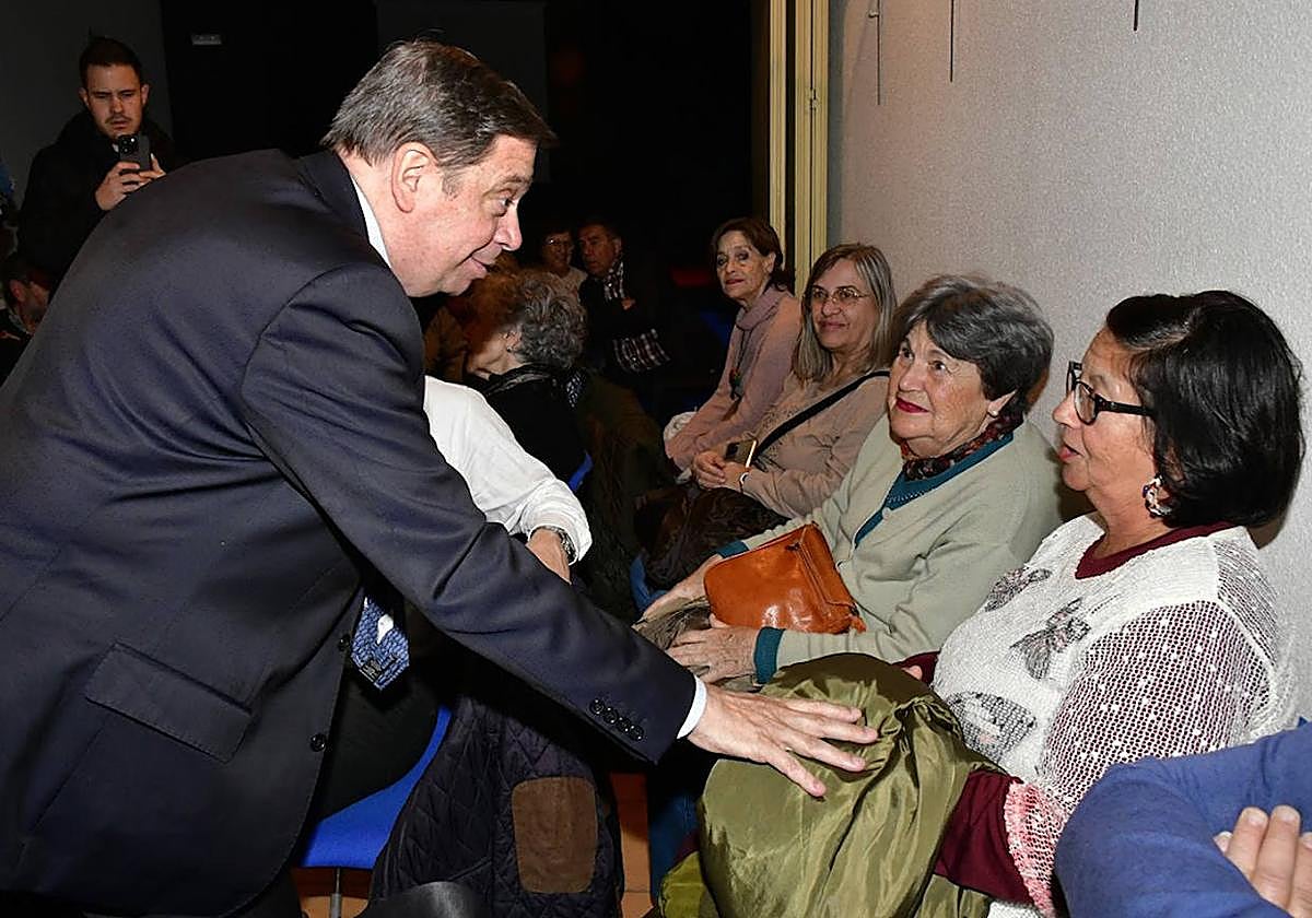 Luis Planas saluda a varias vecinas de El Espinar.