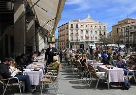 Terrazas llenas en la Plaza Mayor de Segovia, en una imagen de archivo.