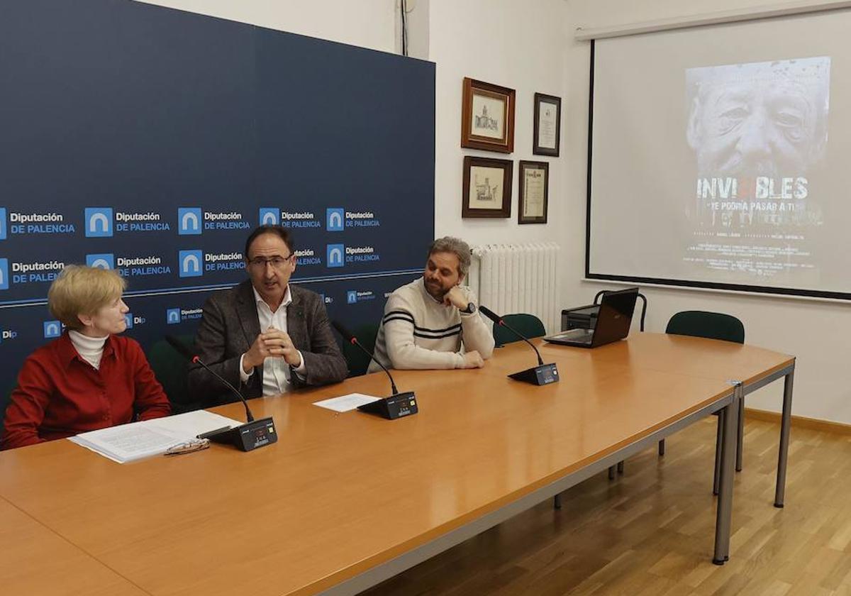 El diputado Alfonso Polanco, entre Daniel Landa y la presidenta de Cáritas, en la presentación del documental.