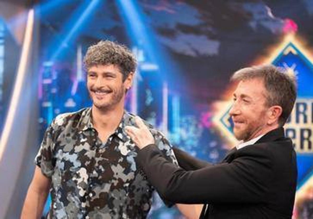 Antonio Pagudo con Pablo Motos, en 'El Hormiguero'.