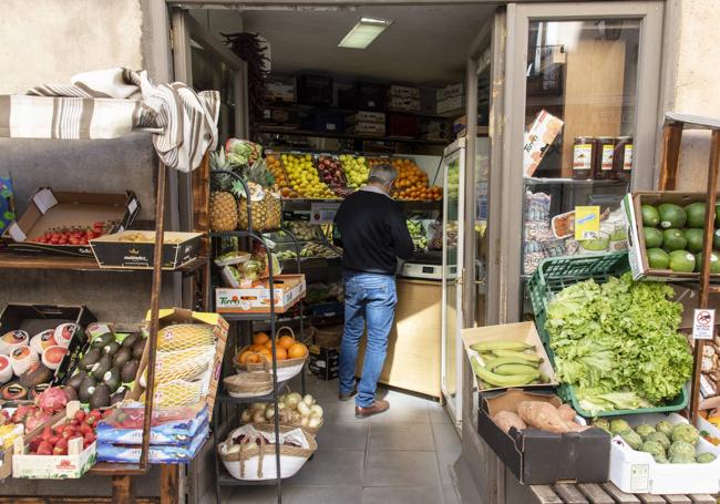 Un segoviano compra en una frutería de la capital segoviana.