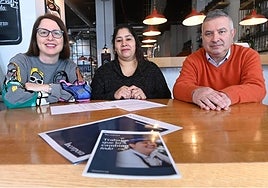 La técnico de empleo Asunción Herrero, la trabajadora Hortensia Pineda y el empresario Enrique Raposa. Foto: Rodrigo Jiménez