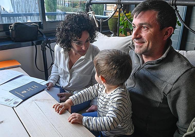 Álvaro Viña y Beatriz López, con su hijo Ian.