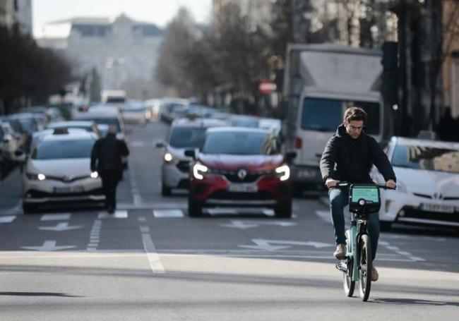 Un usuario de bici eléctrica de Biki, en la plaza de Madrid.