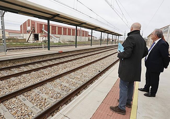 Visita al entorno de la estación de tren de Paredes.