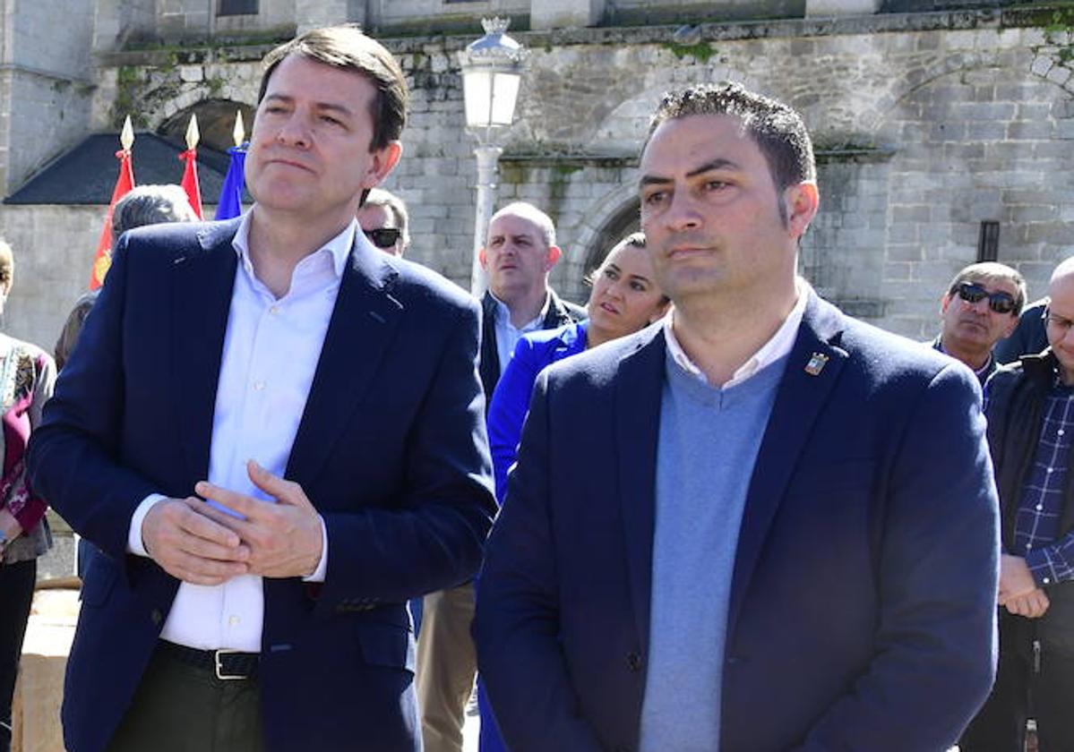Javier Figueredo (d), junto al presidente de la Junta de Castilla y León.