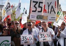 Sanitarios manifestándose para exigir la aplicación de la jornada de 35 horas.