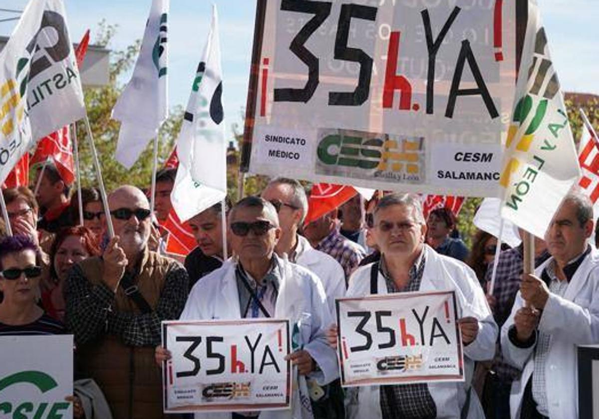 Sanitarios manifestándose para exigir la aplicación de la jornada de 35 horas.