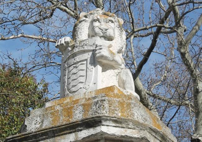 Detalle de uno de los leones que coronan las columnas de la Puerta del Príncipe.