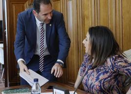 El alcalde, con la portavoz del PSOE, en el pleno.