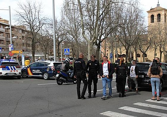 Implicados en la reyerta, junto a Policía Nacional, en la glorieta de Santo Tomás.