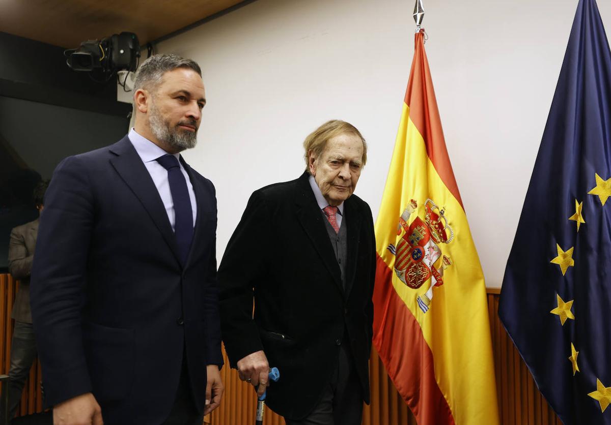 Ramón Tamames (d), acompañado del líder del partido, Santiago Abascal.