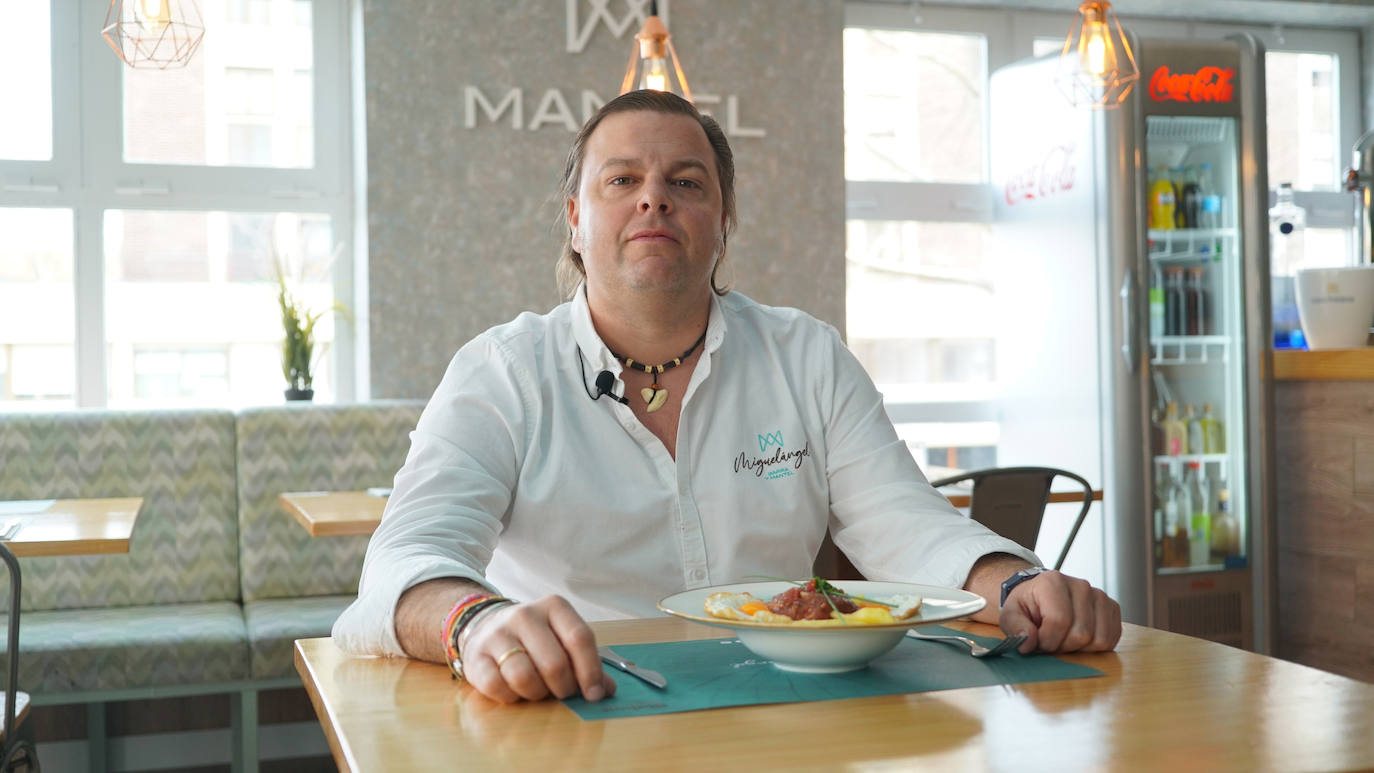 Koki Villalonga presenta sus huevos rotos con atún rojo en su restaurante de Parquesol