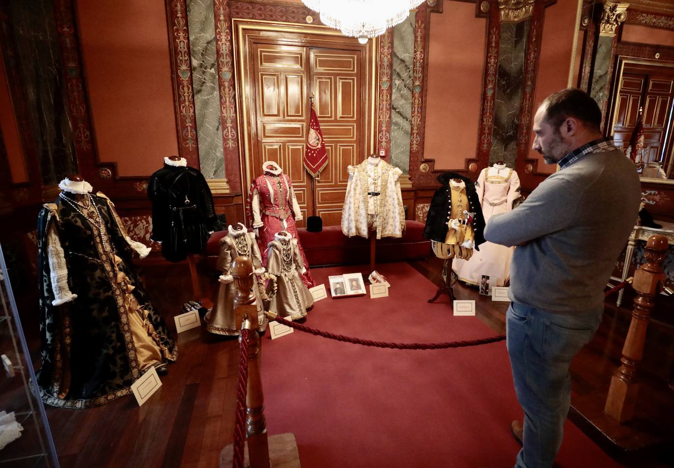 La exposición &#039;Vestir a la española&#039;, en imágenes