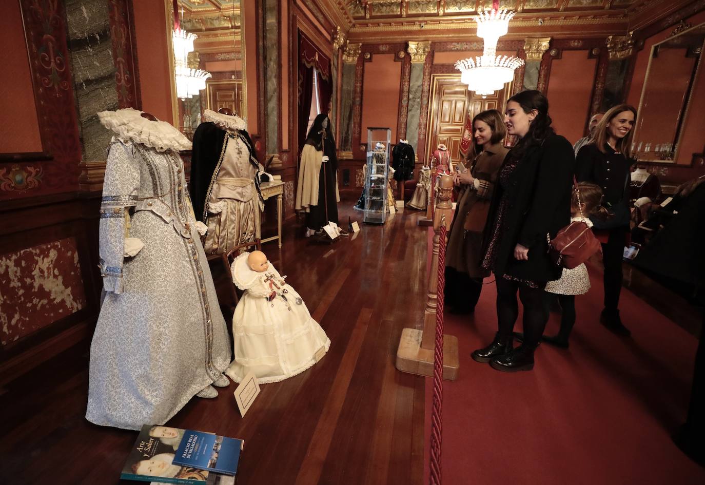 La exposición &#039;Vestir a la española&#039;, en imágenes